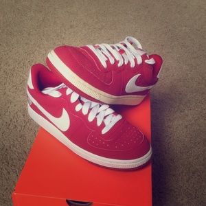 Women's Red Nike Shoes (size 7.5)